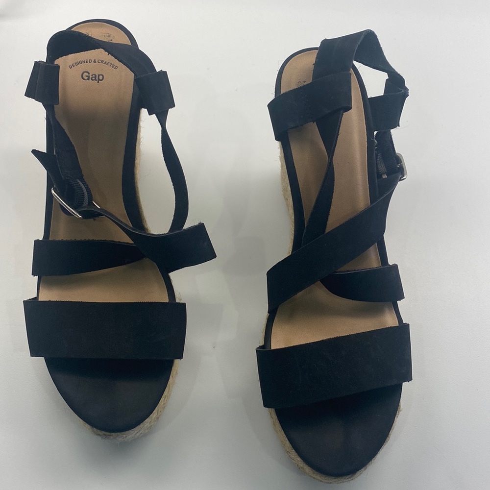 Wedge sandal, Gap, size 7, black.